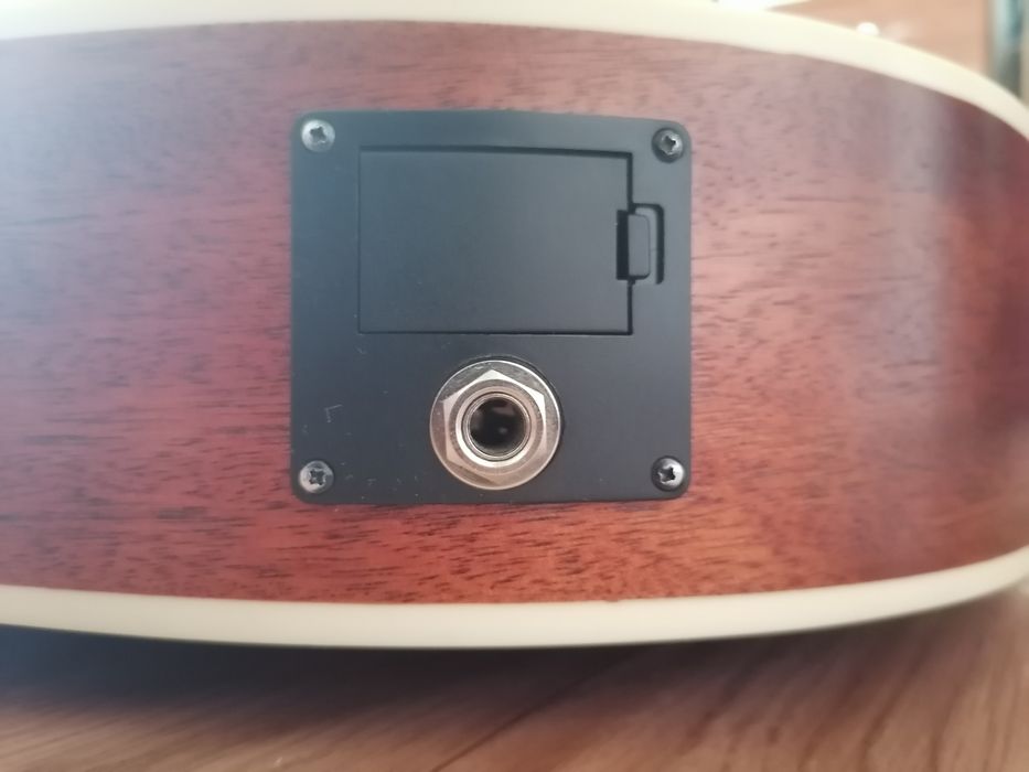 Гитара Cort (в комплекте чехол и ремень)