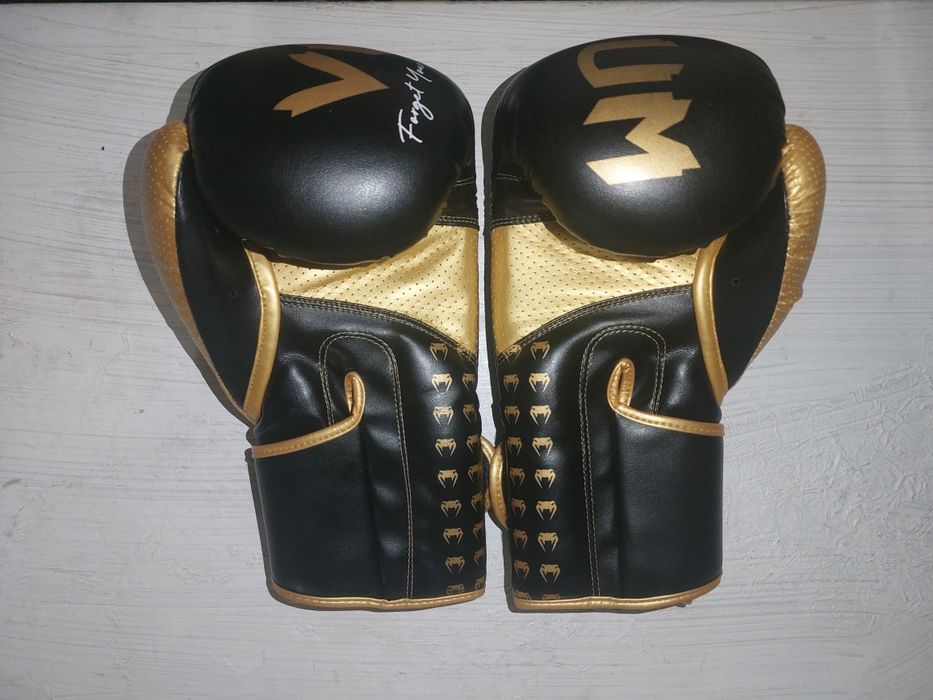 Продаю боксёрский перчатки Venum