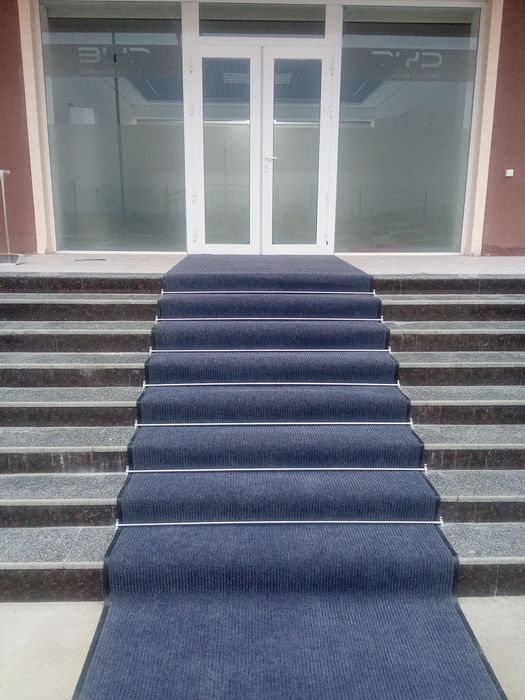 Zinapoyalarga gilam toʻshab oʻrnatib berish xizmati