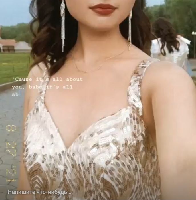 Пышное золотое платье