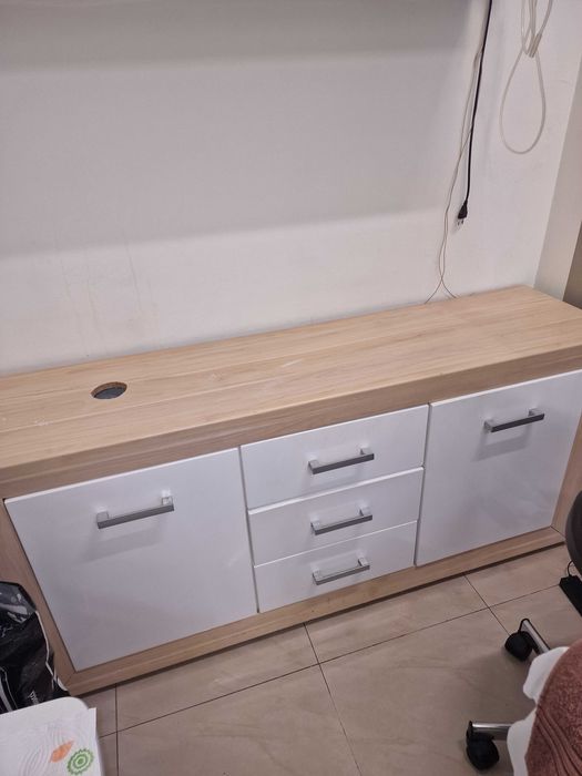 Козметичен шкаф с отвор за мивка