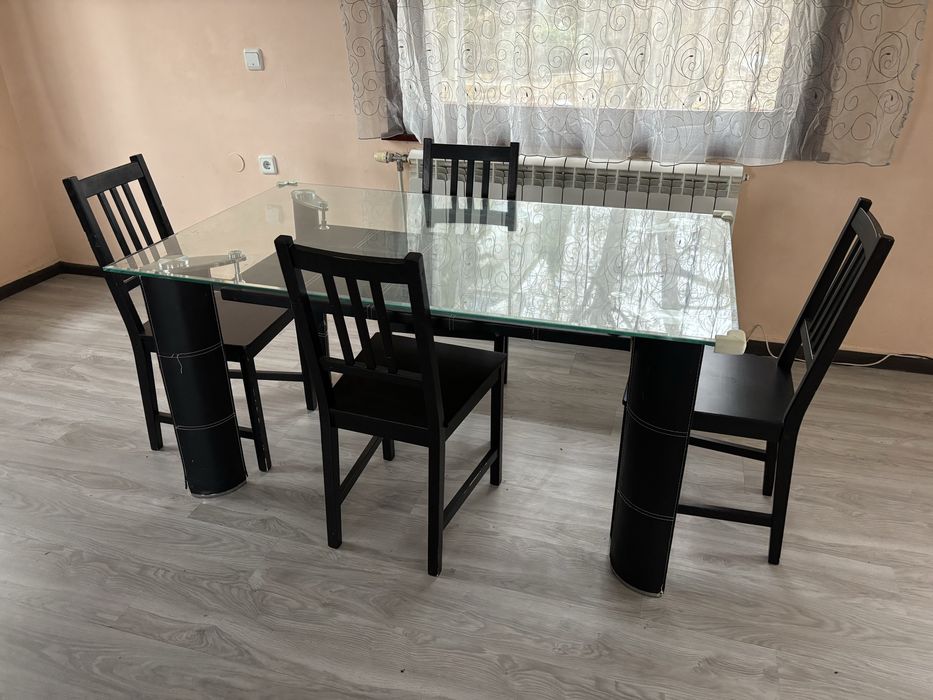 Голяма стъклена маса с четири стола