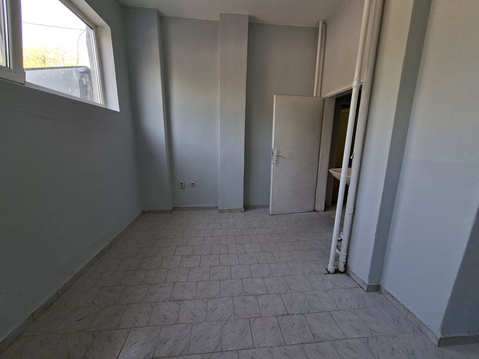 Помещение под наем със санитарен възел.