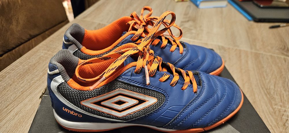 Adidasi fotbal Umbro marime 38