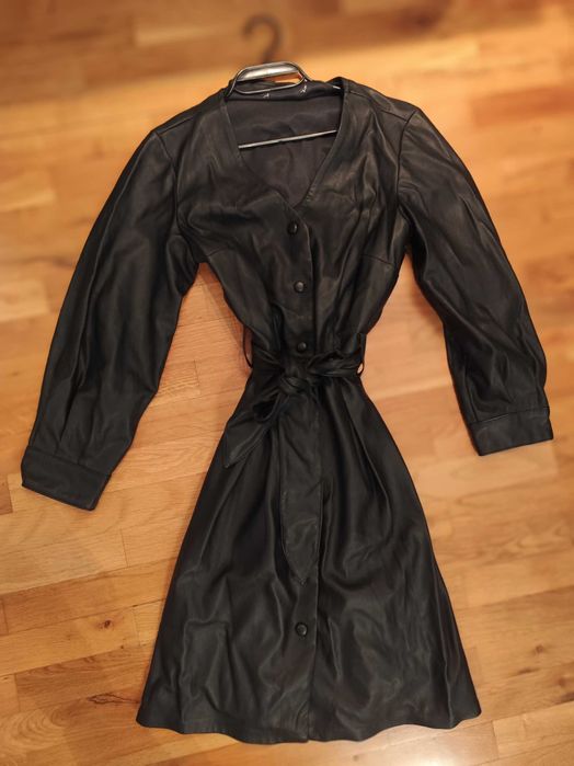 Кожена рокля с дълги ръкави