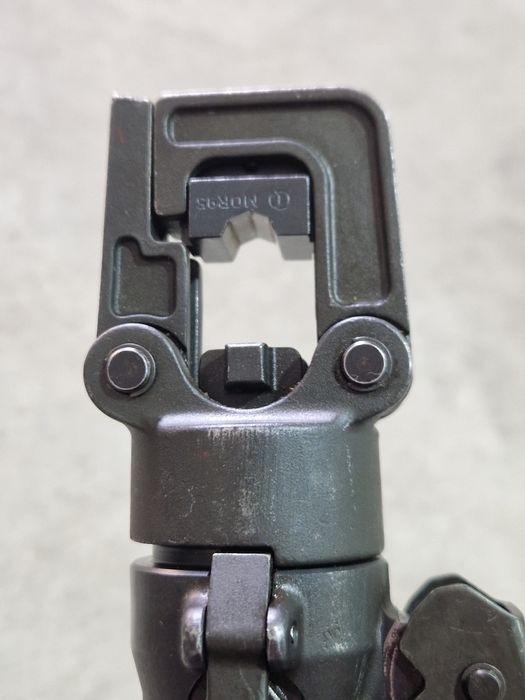 Ръчно-хидравлична преса за кербоване Cembre