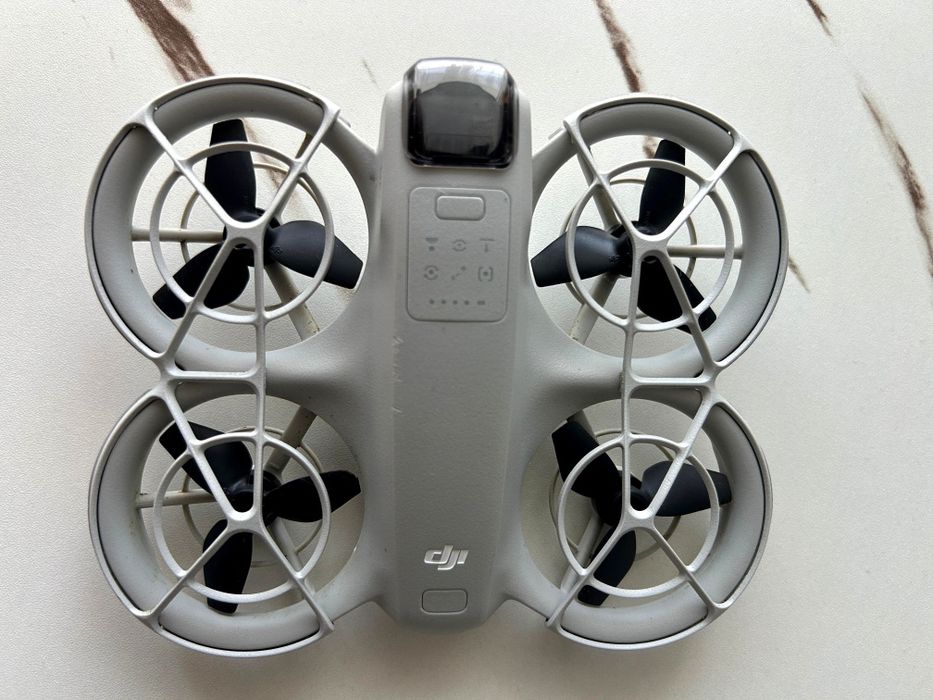 Dronă DJI Neo + Mega Pachet (5 Baterii + 2 Hub-uri de încărcare)