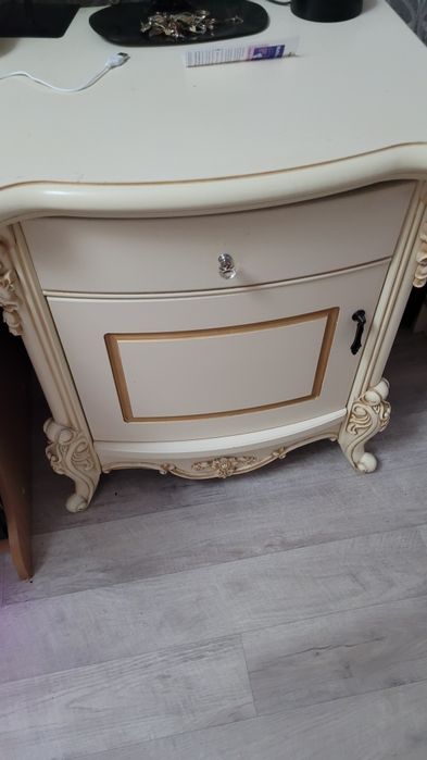 Кровать двуспальная с тумбочками