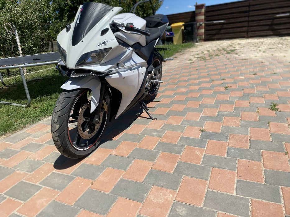 Vand yzf r125 2011 sau fac schimb