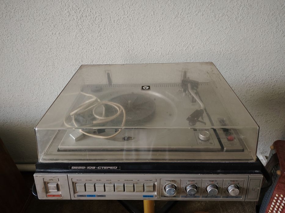 Проигрыватель виниловых пластинок Вега 109 Стерео.
