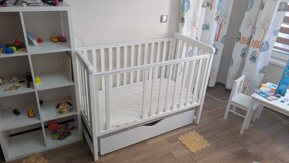Бебешка легло YappyMove 120x60 бяло, люлеещ механизъм + матрак+чаршаф