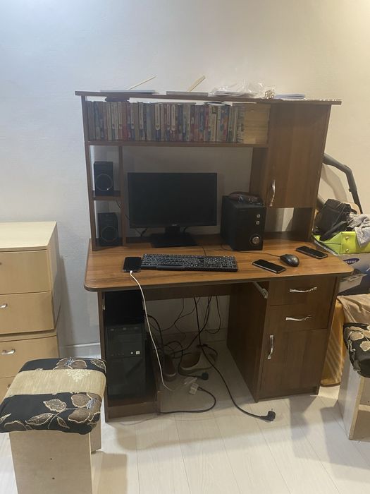 Срочно продаю компьютерный стол