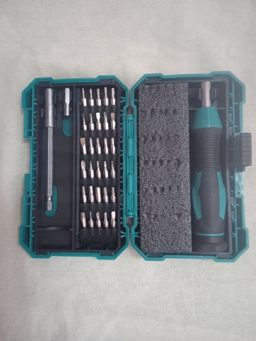 Набор бит с рукояткой.