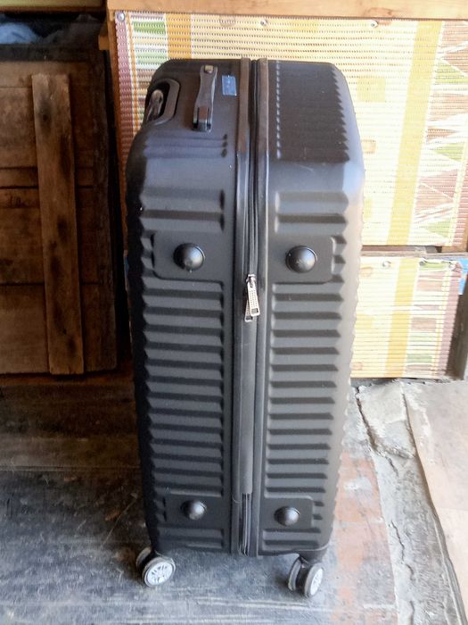 чемодан 68-46-30 см состояние новое.