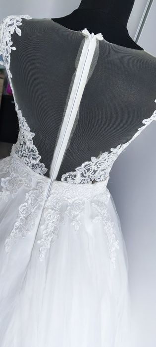 Rochie de mireasa 
O singura purtare,marime s-m
Curățare profesi