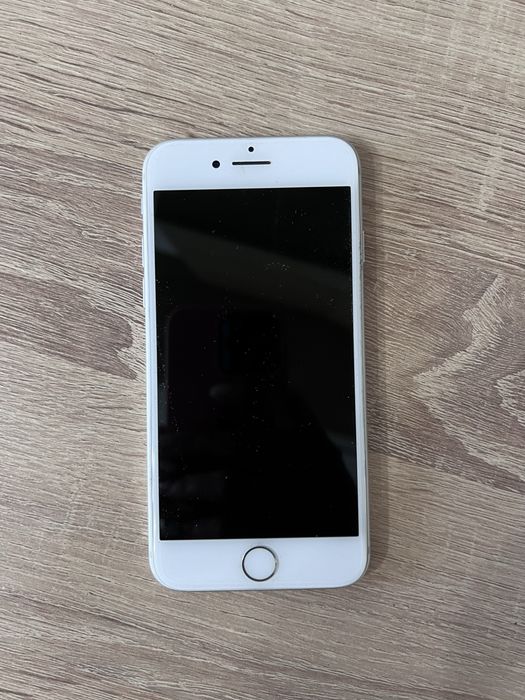 iPhone 8 серебристого цвета