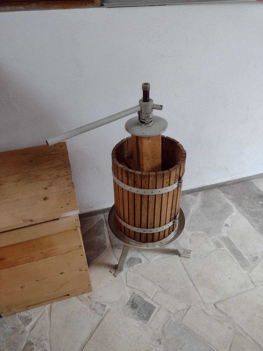 Presă de struguri 50 L  600 RON.