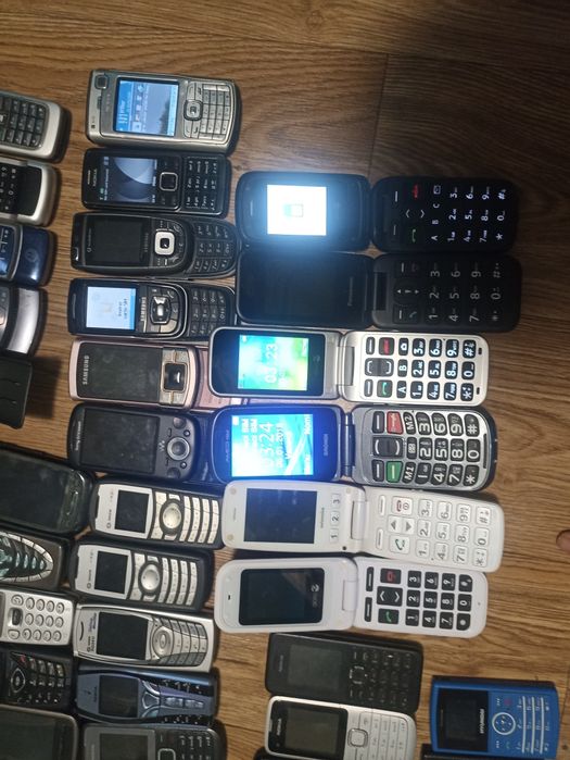 Vând lot 66 telefoane funcționale .