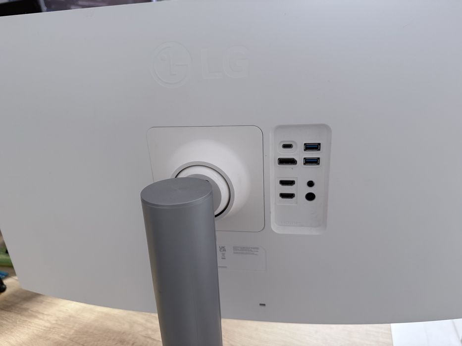 Monitor LG 27” 4K USB C 90W, pivot