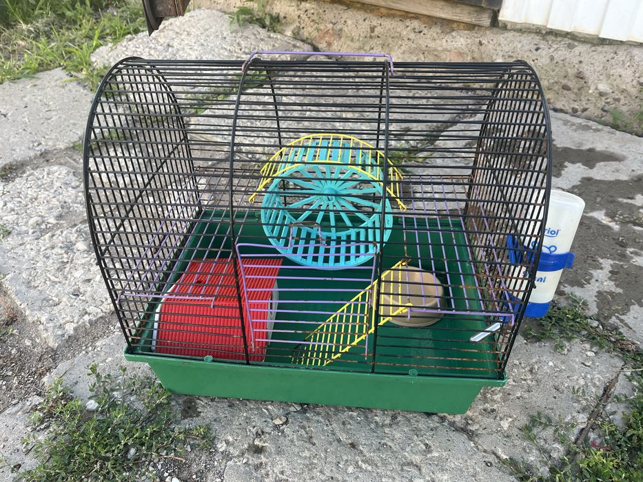 Продам клетку для хомяков б/у поместятся до 7 взрослых и мальнкие тоже