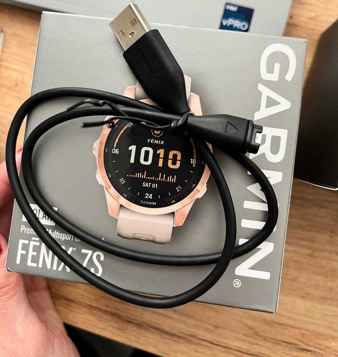 Garmin Fenix 7S Solar (42 mm), varianta Rose Gold, cu încărcare solara