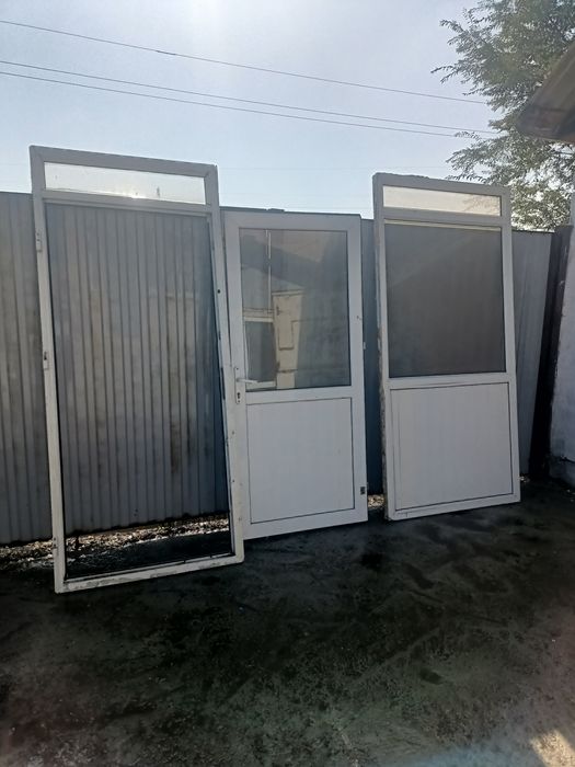 прдам пластикувую дверь с заголовком