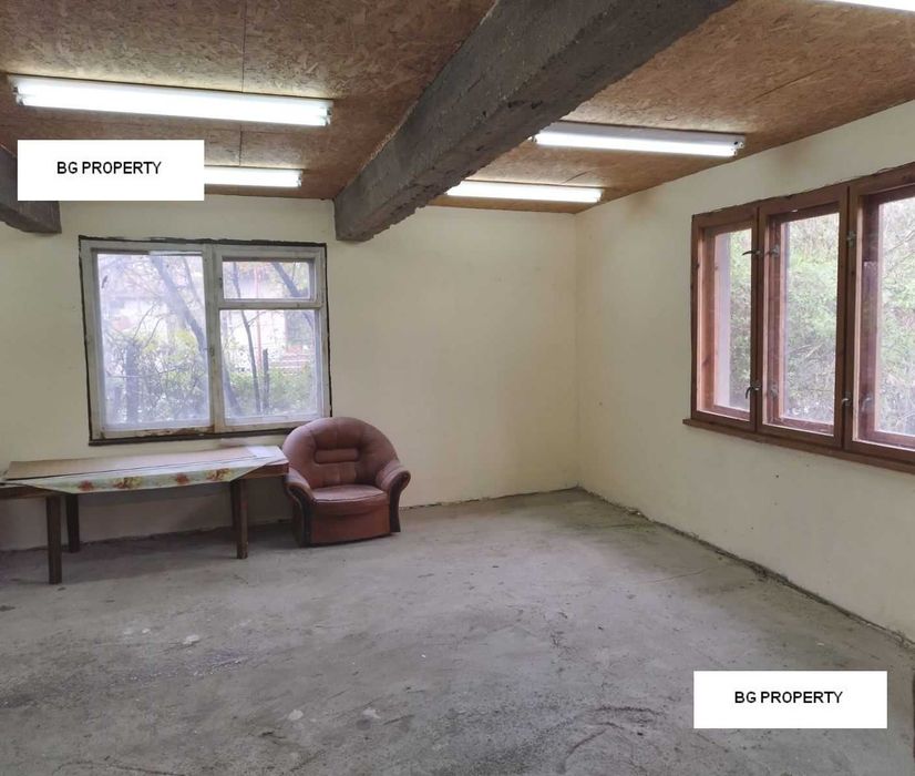 Малък склад/помещение за мебелен цех под наем