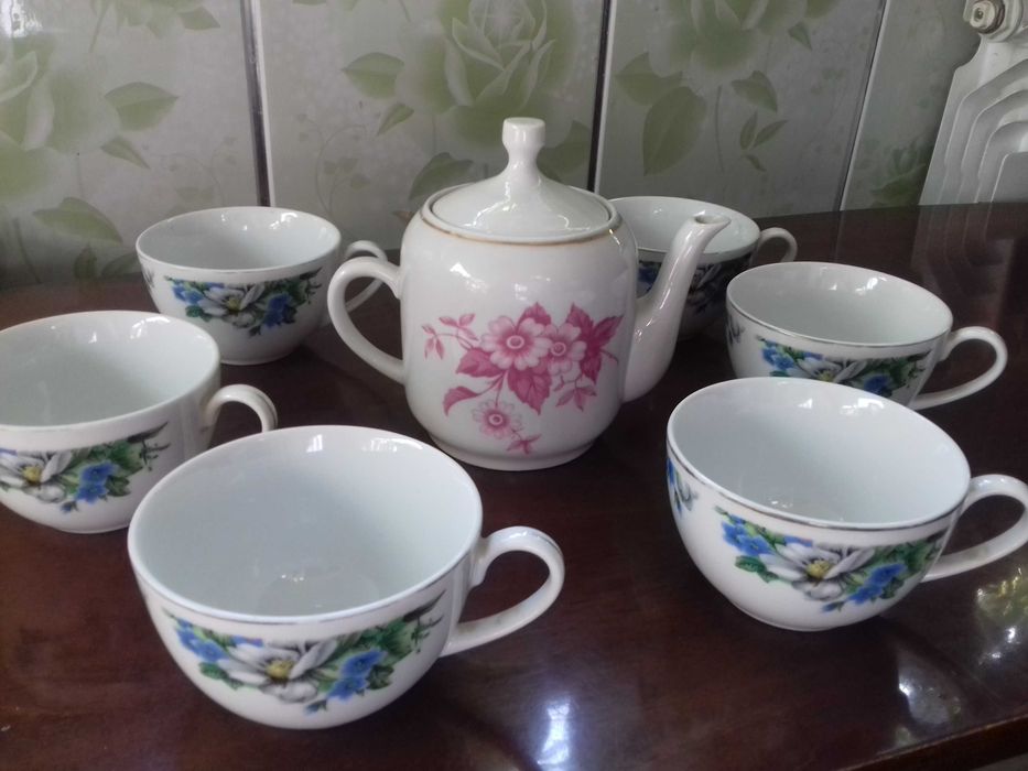 Фарфоровые чайник и 6 чашек без блюдцев времен СССР