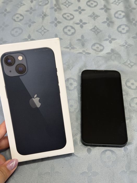Продам б/у Iphone 13 на 128гб в хорошем состоянии. Аккумулятор 78%