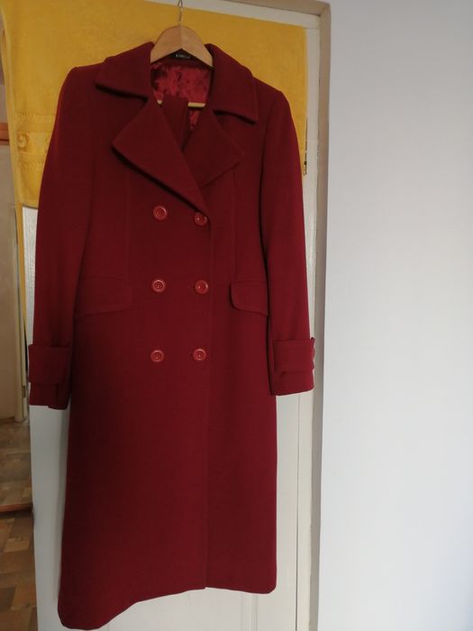 Стильное пальто красного цвета