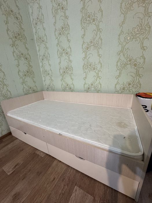 Продам детскую кровать с матрасом