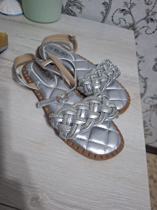 Продам новые босоножки