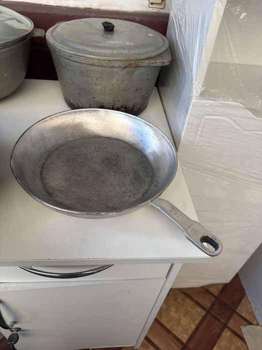 Казаны и сковородки и ступка