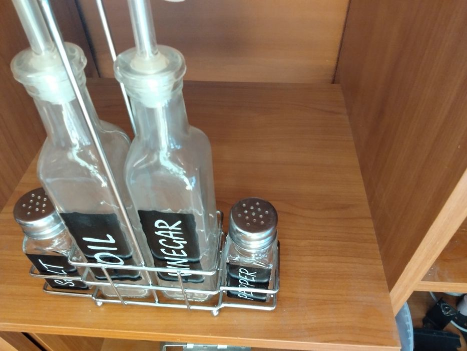 Чисто нов- комплект за маса, не използван изобщо с оригинална стойка