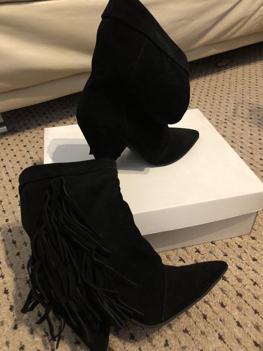 Vând ghete piele întoarsă negre cu ciucuri mărimea 38