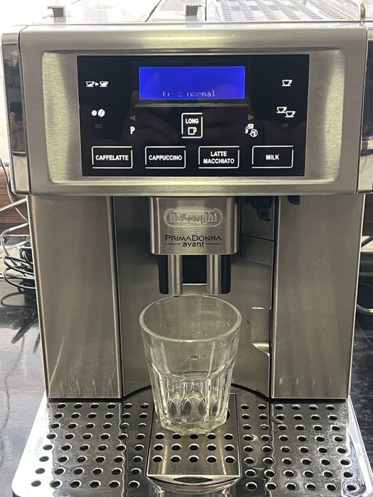 Vând espressor Delonghi  PrimaDonna Avant