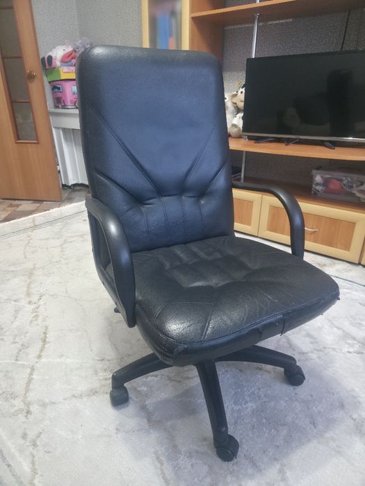 Стол письменный, кресло  компьютерное .