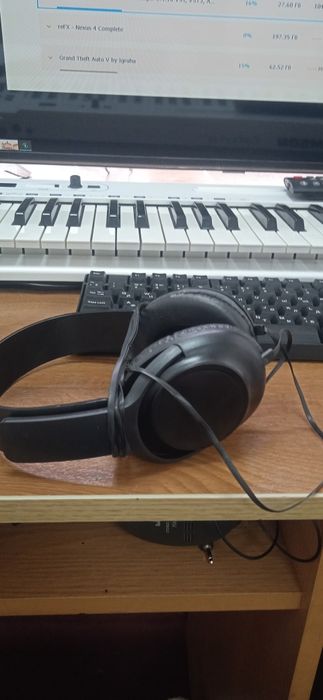 Наушник 2  JVC HA-G101