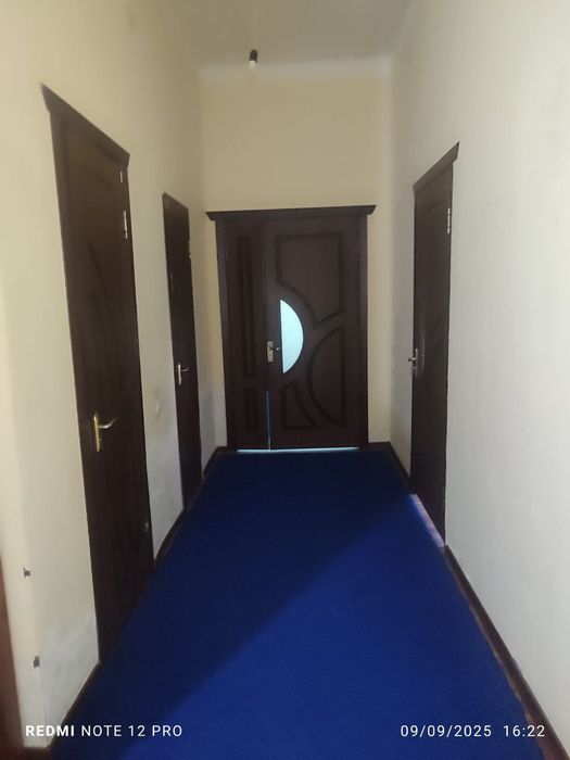 Oilaga ijaraga beriladi.Manzil Agora oldi (Airaport yoʻli)9 dom 5 xona
