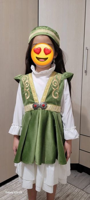 Қазақи киімдер сатылады. Қызға және ұлға