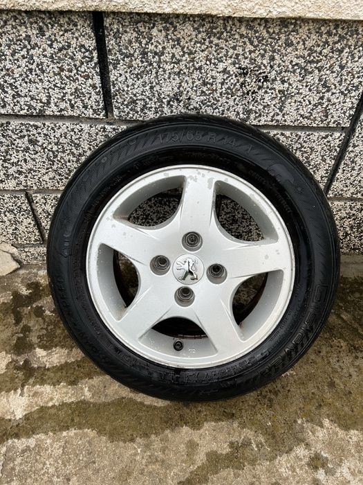 Продавам коплект 4 летни алуминиеви оригинални джанти на Peugot с гуми