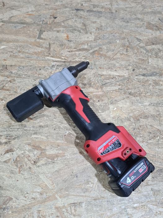 Pistol de popnituri Milwaukee M12 BPRT impecabil