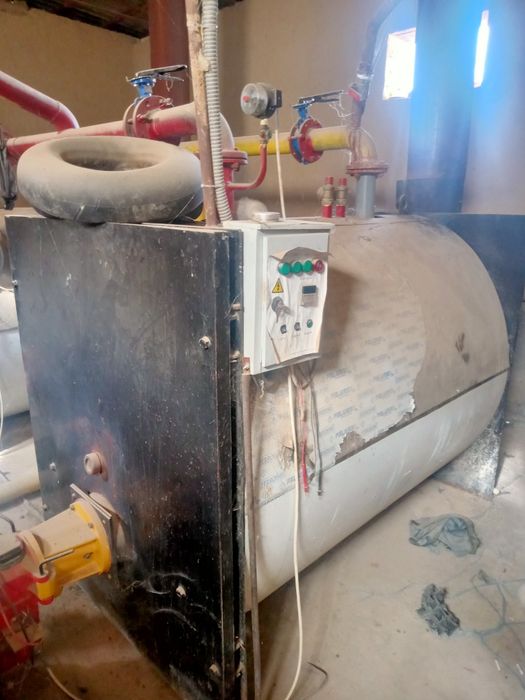 Газда ишлайдиган котёл (газовый) 500таликдан. 2 дона бор