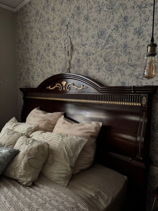 Продам спальный гарнитур из массива дерева