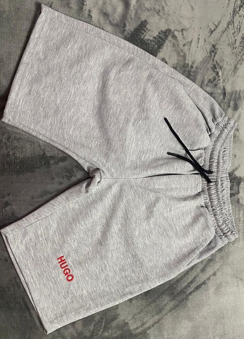 Vând pantalon scurt nou de bărbați Hugo