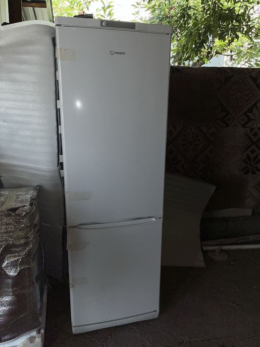 Холодильник Indesit ES 18 A