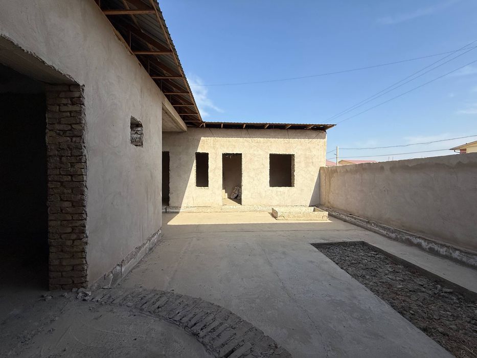 Tayyor 2.4 sotiqli hovli sotiladi