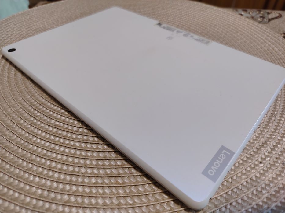 Като нов ! Таблет Lenovo 10 инча + зарядно за 220v + зарядно за 12v