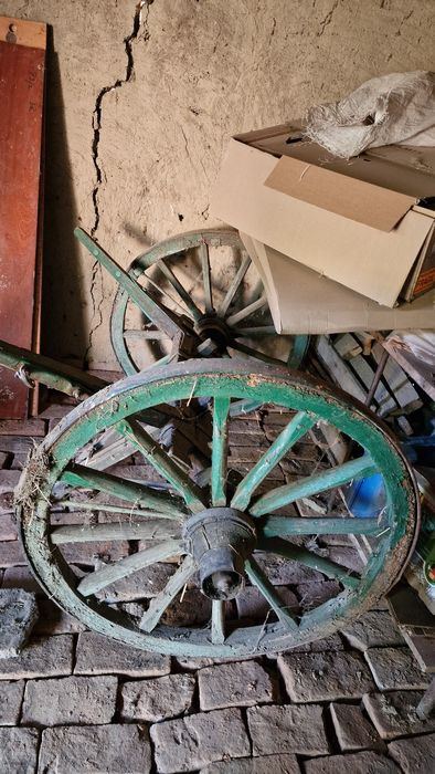 Caruta decorativa pe sine de lemn