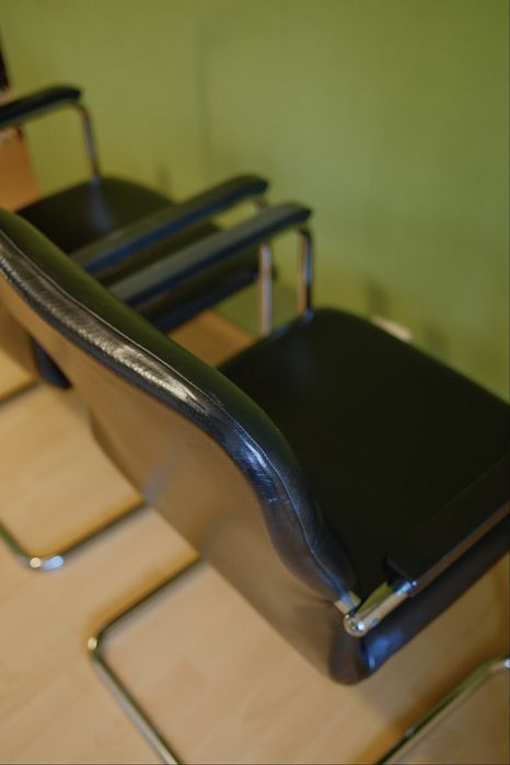 Pereche de Scaune Cantilever din Piele Thonet – Originale